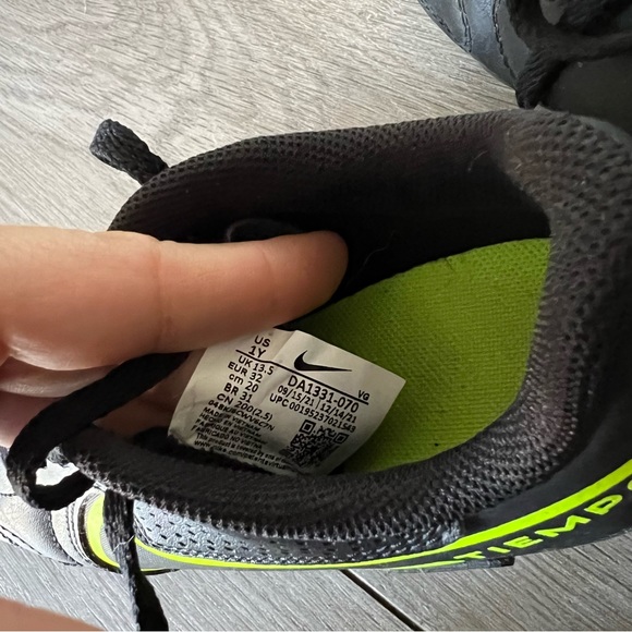 Nike Tiempo Kids Cleats Soccer Sz 1Y Black/Neon - Picture 2 of 9